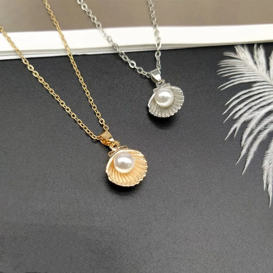 Imitation pearl shell pendant necklace.