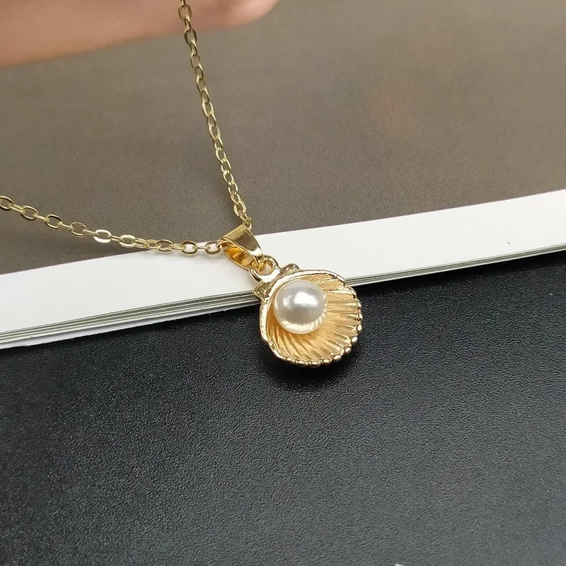 Imitation pearl shell pendant necklace.