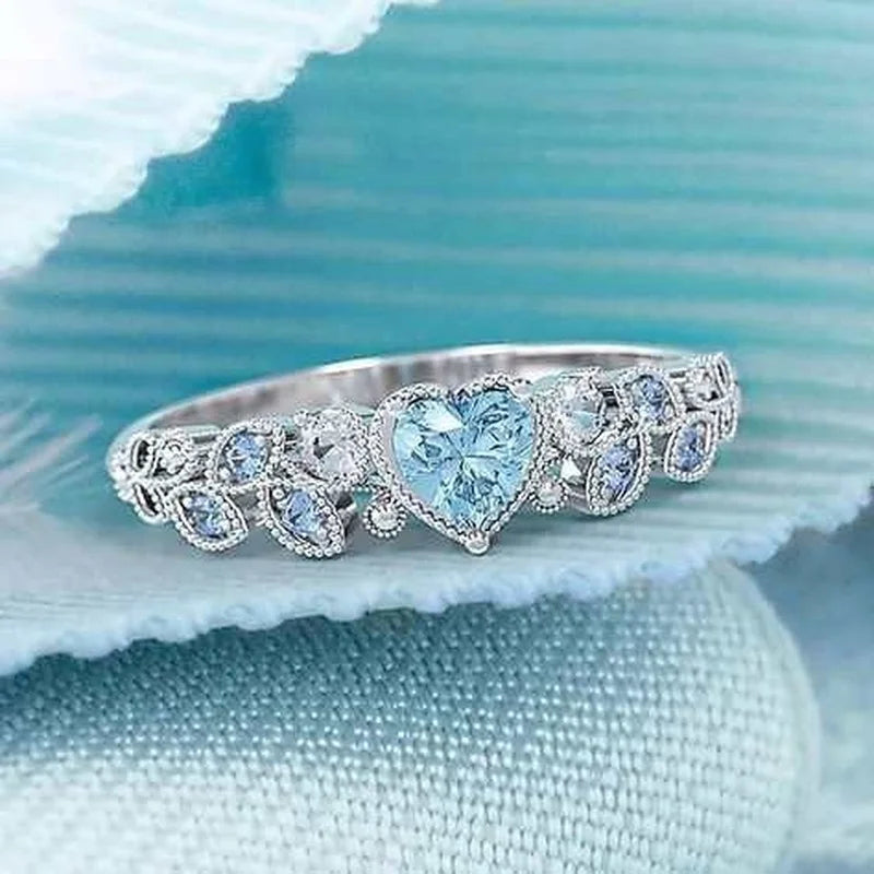 Very beautiful Princess taste ring in the shape of a leaf or heart.