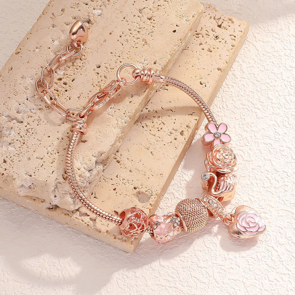 Minimalist and atmospheric pink heart-shaped pearl bracelet with oil drops.