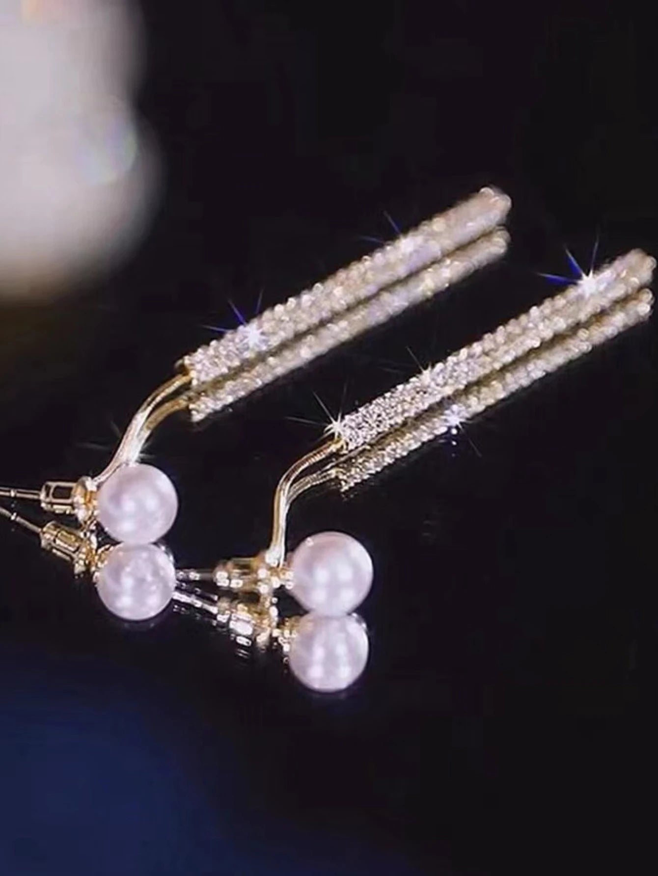 Fashionable and high-end diamond pearl earrings.