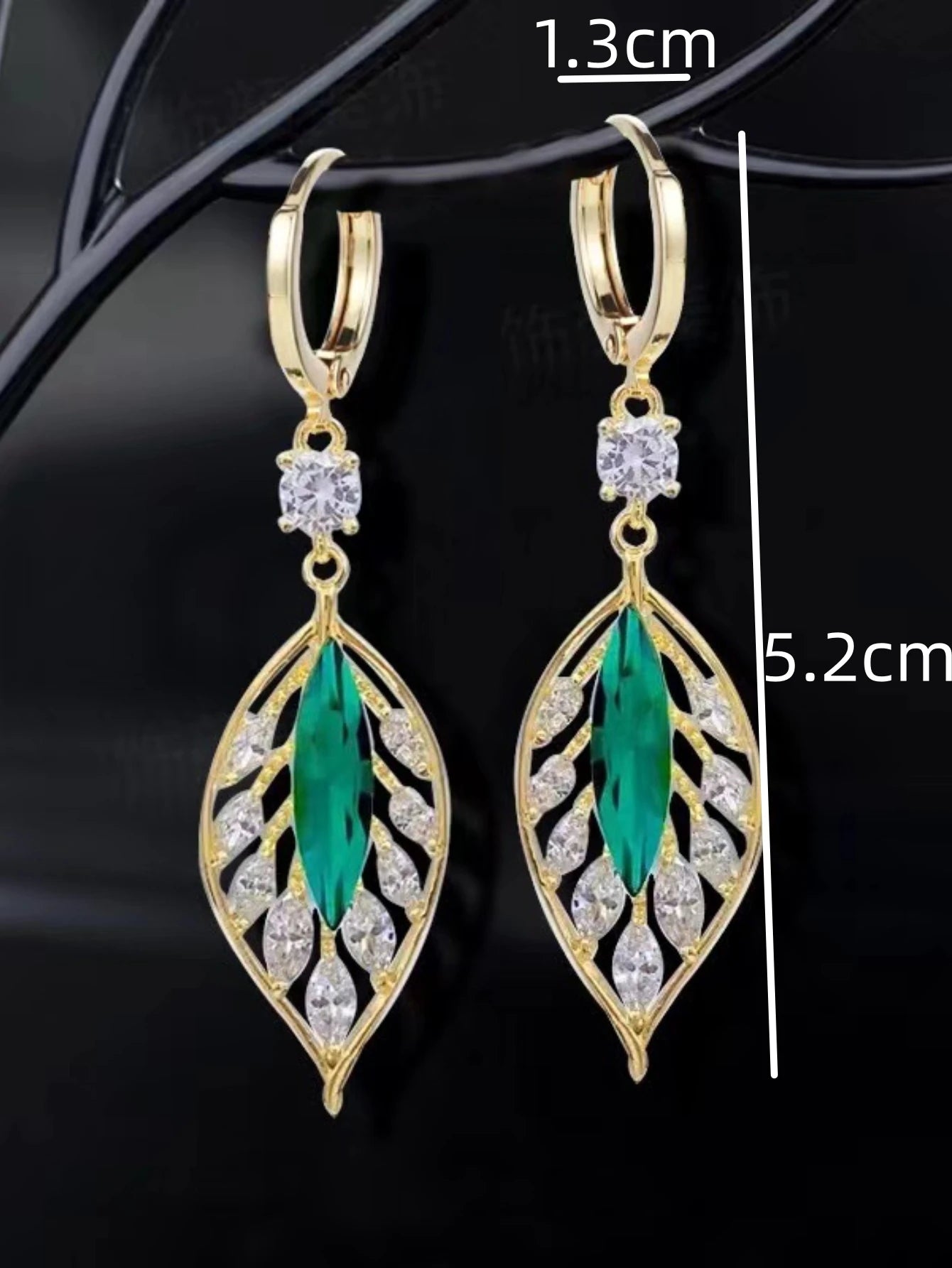 Luxurious and trendy earrings in sparkling green zircon.