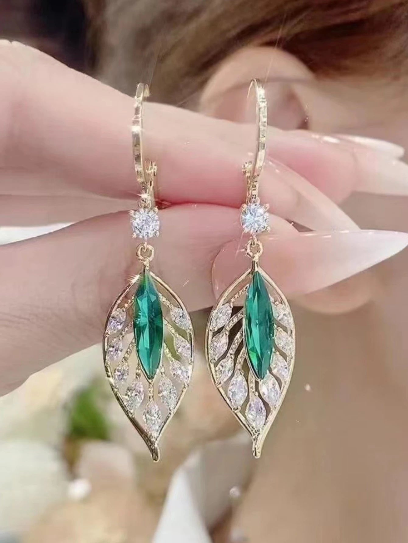 Luxurious and trendy earrings in sparkling green zircon.