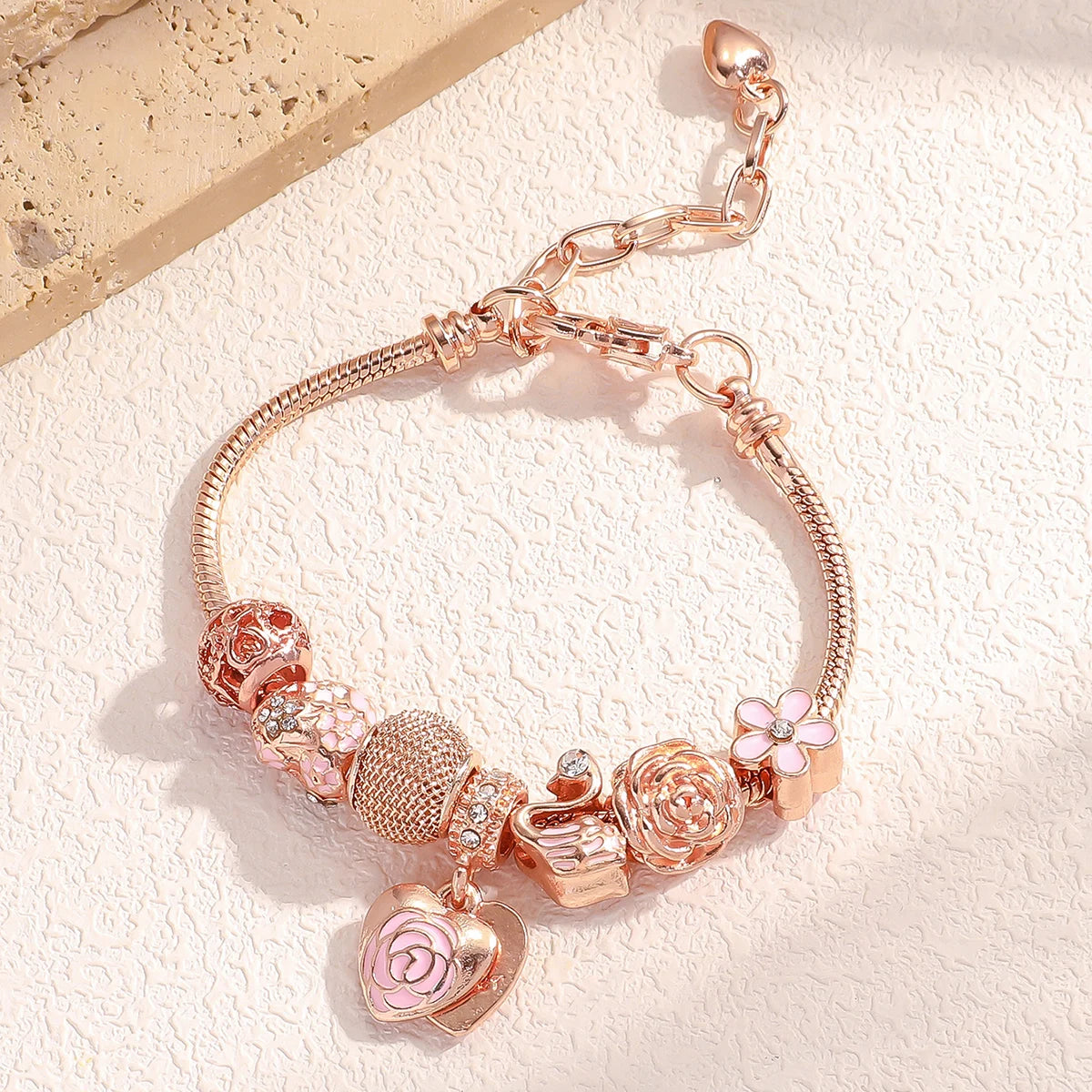 Minimalist and atmospheric pink heart-shaped pearl bracelet with oil drops.