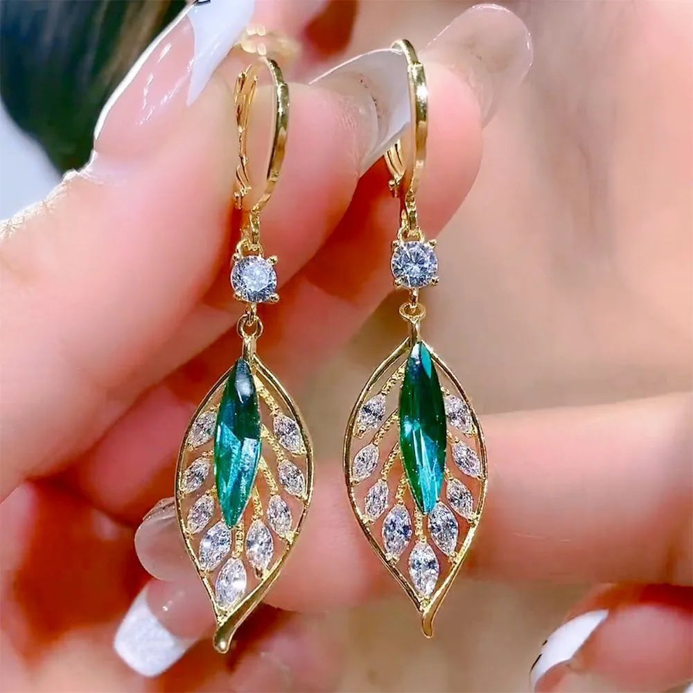 Luxurious and trendy earrings in sparkling green zircon.