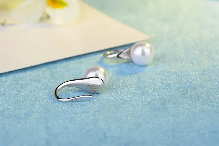 Aromatic Earrings in pure 925 sterling silver, in the shape of a nettle drop.