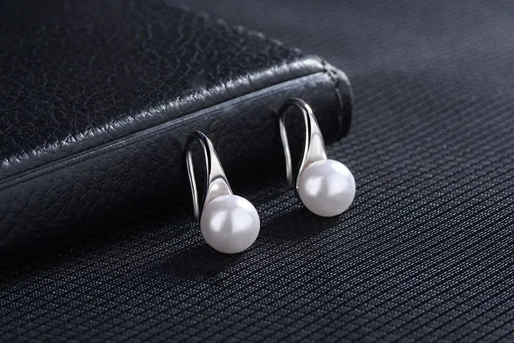 Aromatic Earrings in pure 925 sterling silver, in the shape of a nettle drop.