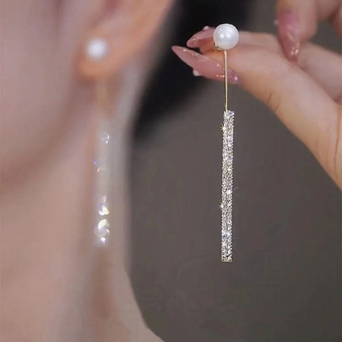 Fashionable and high-end diamond pearl earrings.