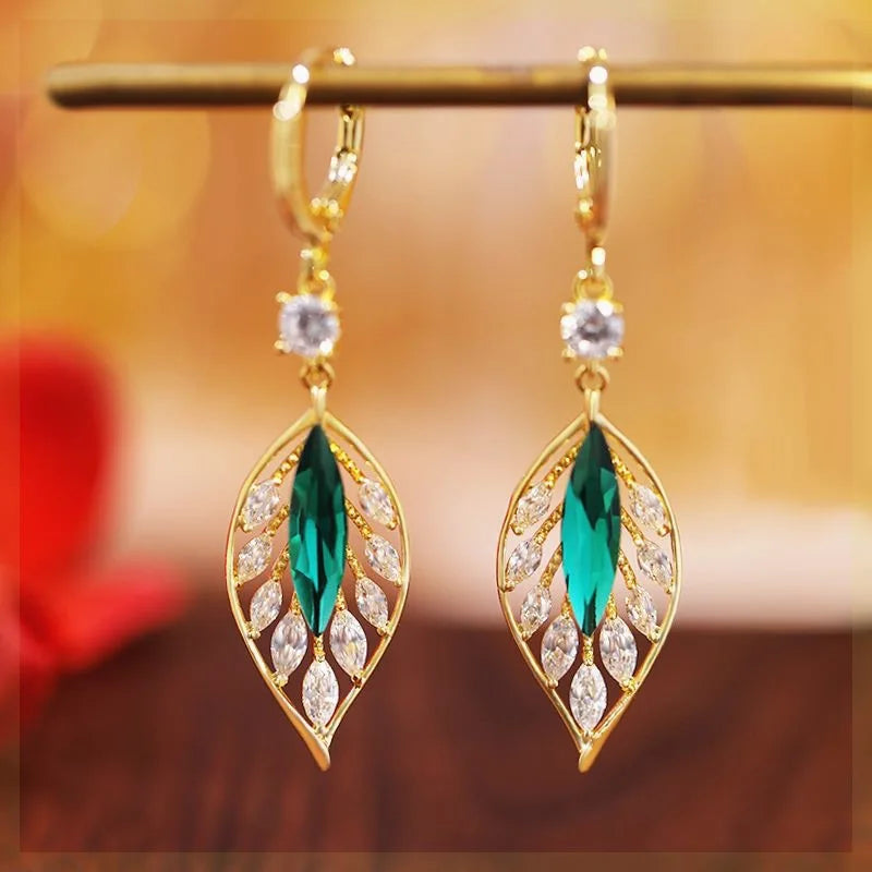 Luxurious and trendy earrings in sparkling green zircon.