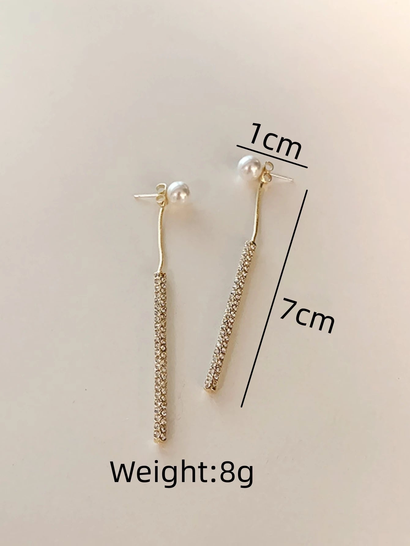 Fashionable and high-end diamond pearl earrings.