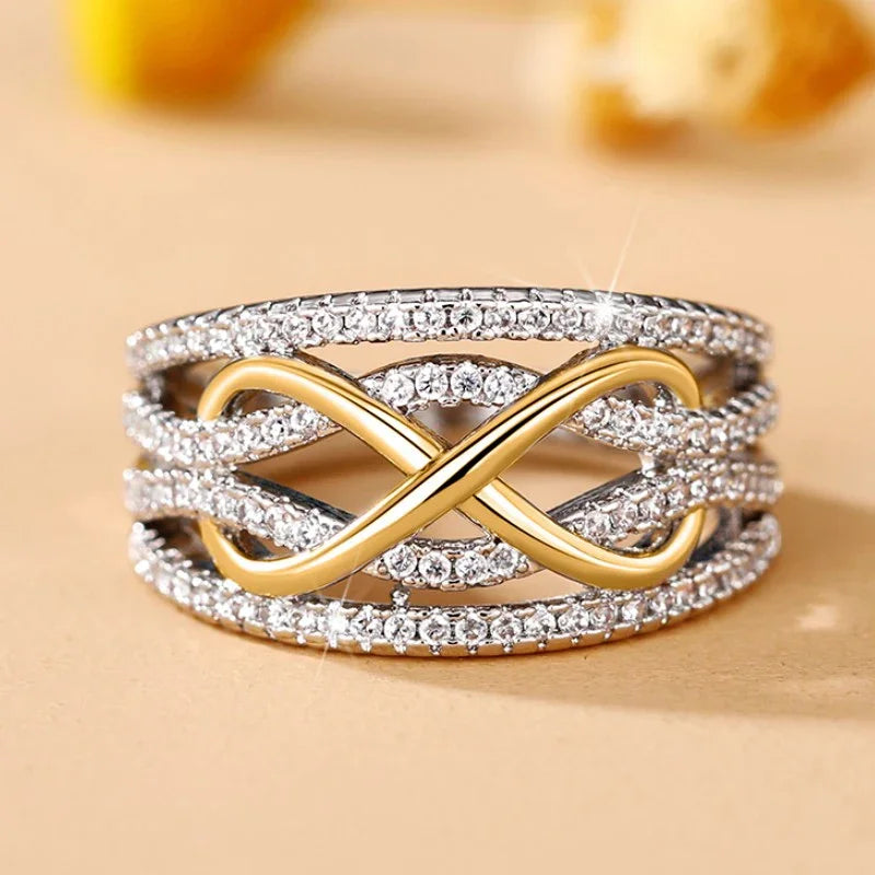 Fashionable luxury rings.