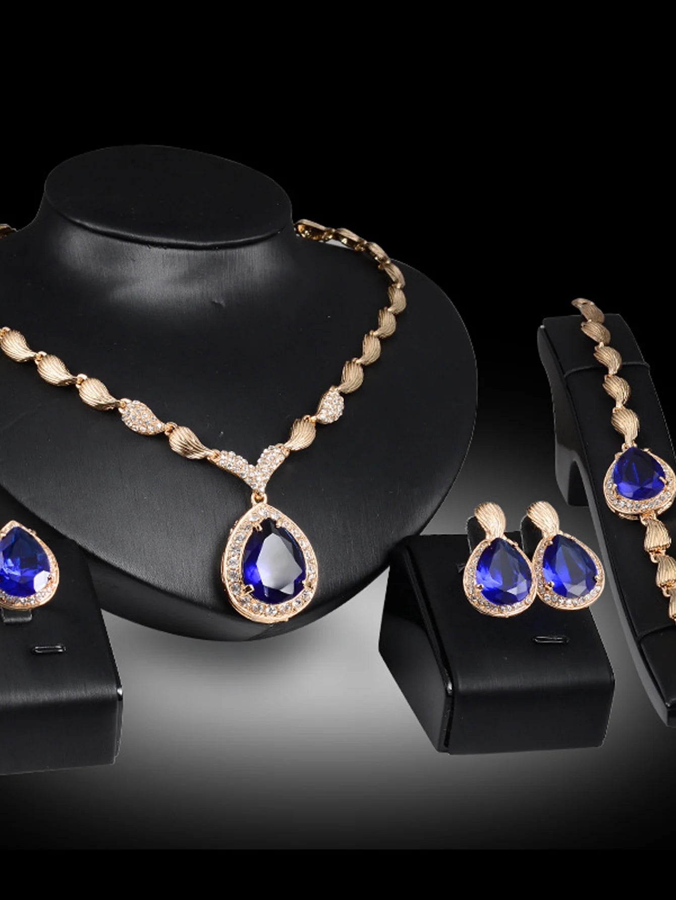 jewelry with good taste, trend and elegance.