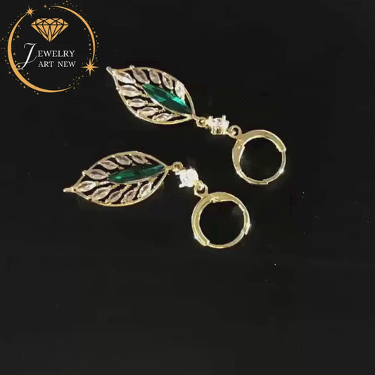 Luxurious and trendy earrings in sparkling green zircon.